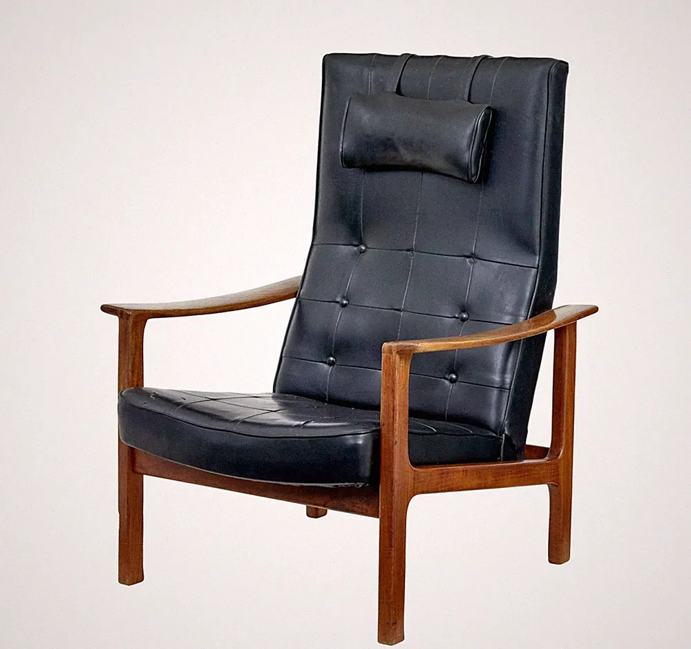 MID 20TH CENTURY SCANDINAVIAN TEAK RECLINING LEATHER ARMCHAIR